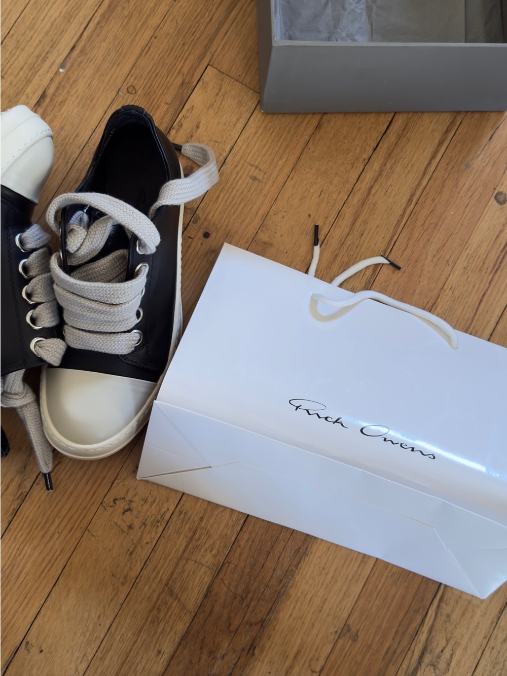 Rick Owens Jumbo Lace Low Top
Black leather